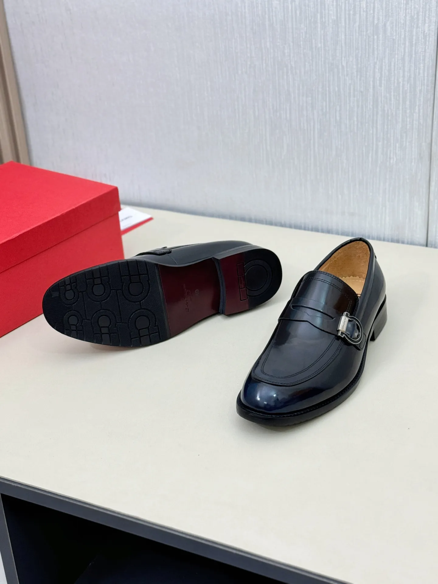 [Ferragamo] P: 560💰 Number of yards: 38~44 (45 orders are non-returnable) Ferragam's new men's formal leather shoes, the fabric is made of imported cowhide, with visible texture, heavy-duty stitching, dyed calfskin inside, standard logo cowhide feet, big-name experience, soft and comfortable on the feet, a men's favorite, special non-slip and wear-resistant rubber soles, easy to handle various occasions, with original box packaging!